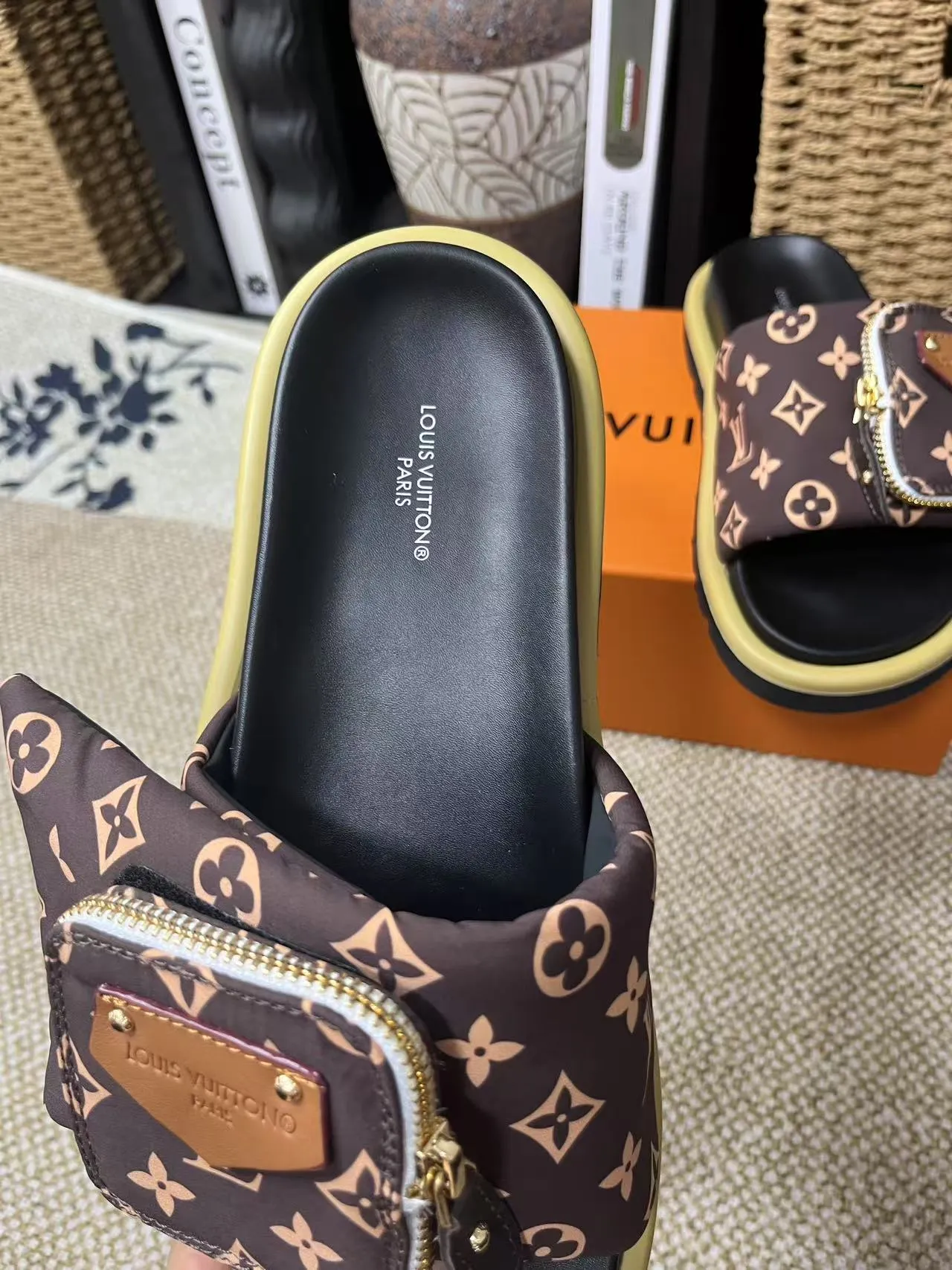 P380 yuan LV Louis Vuitton Full of high-end feel! A popular model among bloggers at home and abroad, it’s retro and fashionable, and looks stunning on your feet! Mainly recommended model on the official website★ ━━━━━ ЅᏇєєt ━━━━━ ▪️Upper: original calfskin ➕5D printing process ▪️Inner: imported mixed sheepskin ▪️Outsole: original molded foam outsole ▪️Size: Female 35-40 Men's 39-44 (women's 41 men's 45)